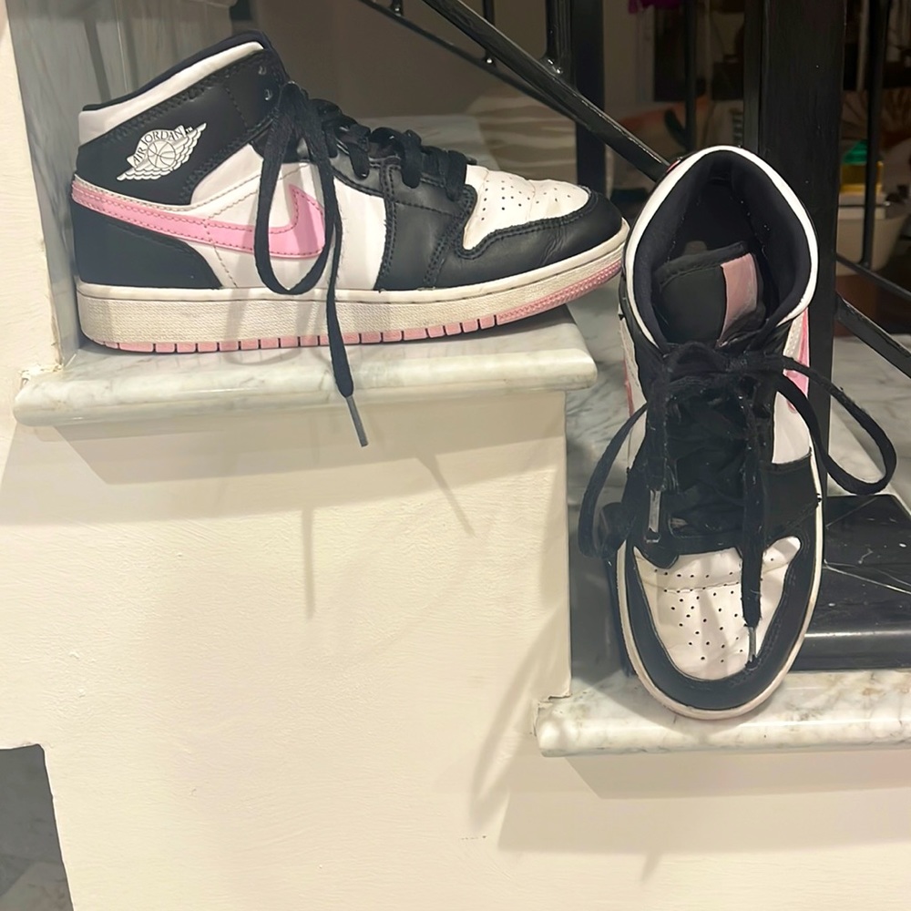 Unisex Air Jordan Pink and Black Sneakers sz.4.5